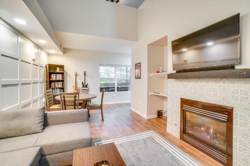 Aurora House | 16 Mi to DIA: Townhome w/Fireplace in Aurora