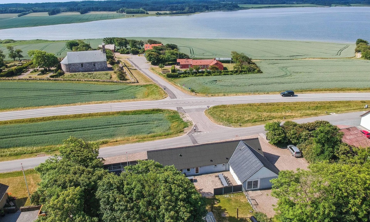 Thisted Municipality House | 16-person holiday home with view over the water and wilderness bath.