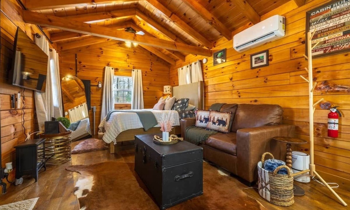McArthur Cabin | 16mi from Hocking Hills, hot tub, Twin pond, bbq
