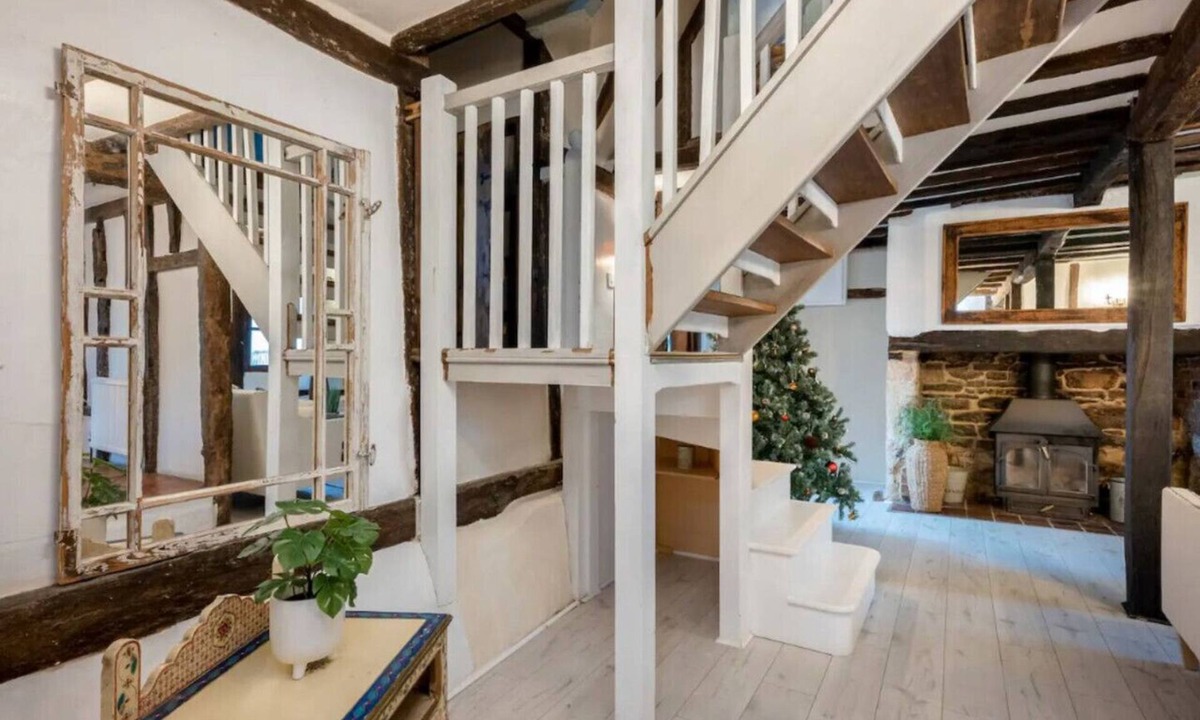 Kennington House | 16th Century Thatched Cottage!