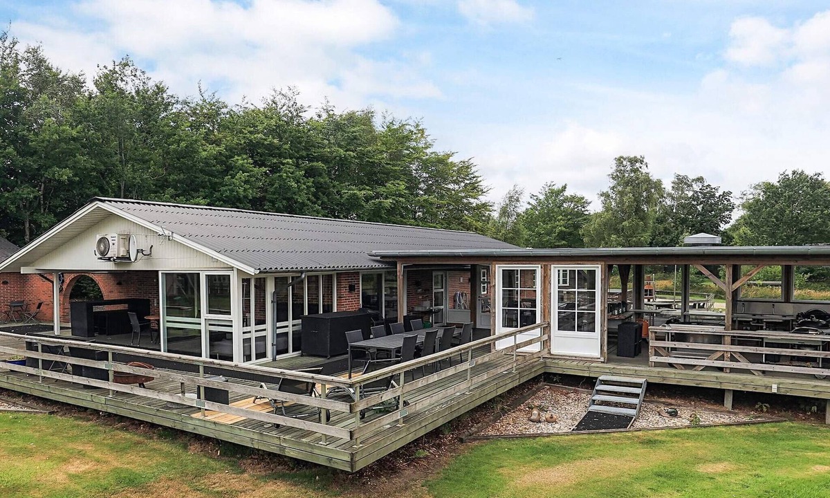 Vester Grønning House | 17 person holiday home in Roslev-By Traum