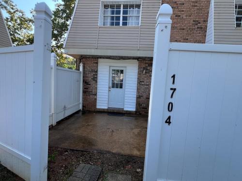 Demopolis Apartment | 1704 Worker crash pad