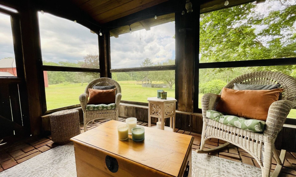 Selkirk Bed & Breakfast | 1735 Stone Farmhouse