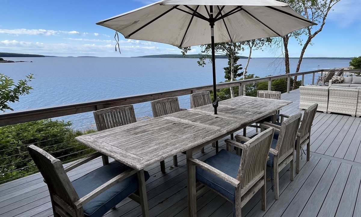 Blue Hill House | 1798 - Spacious - Sleeps 10 on the Ocean