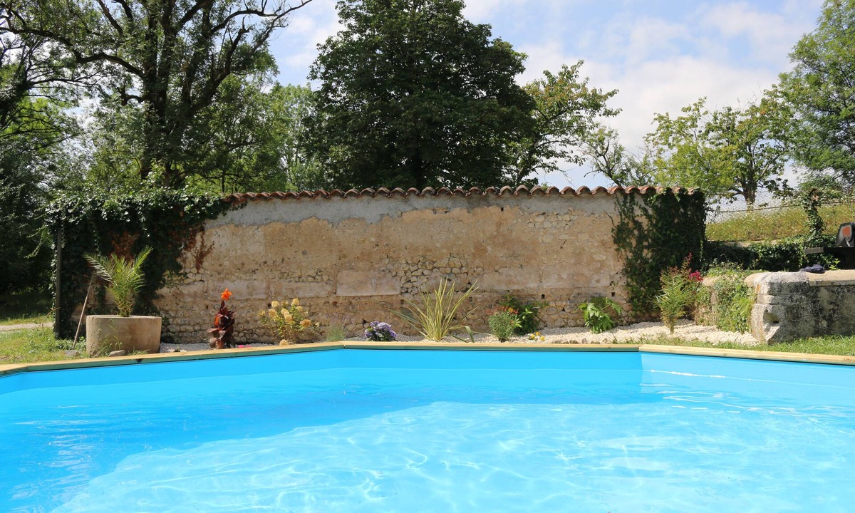 Montboyer Cottage | 17th Century Pretty Cottage with pool