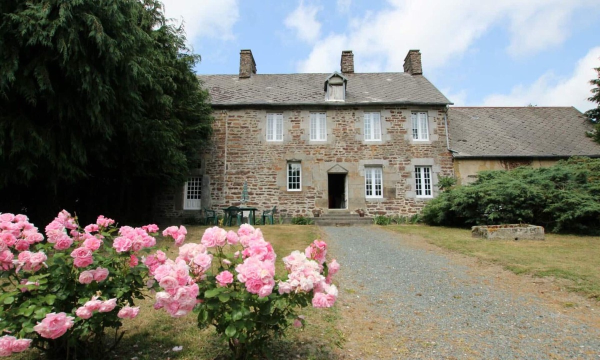 Hudimesnil Cottage | 17th Century Rustic House with Garden, Fireplace and Parking