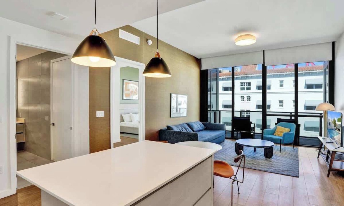 West Avenue Hotel | 17WEST Spacious 2BR Apartment with Balcony 408