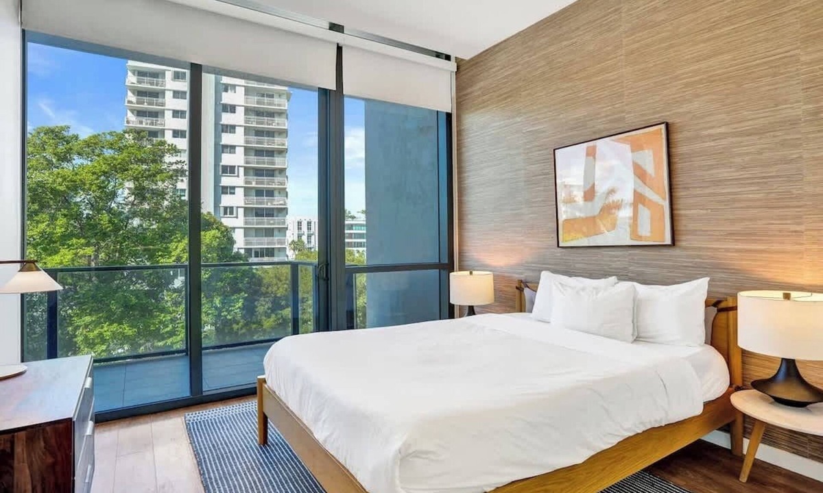 West Avenue Hotel | 17WEST Spacious 2BR Apartment with Balcony 402