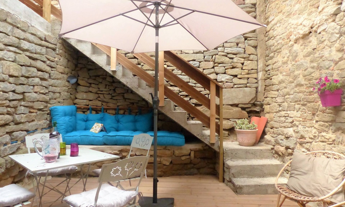 Laure-Minervois Apartment | 18 kms from the Cité de Carcassonne, gîte in a maison de maître wifi spa patio