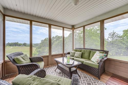 Omaha House | 18 Mi to Table Rock Lake: Pet-Friendly Ozark Home!