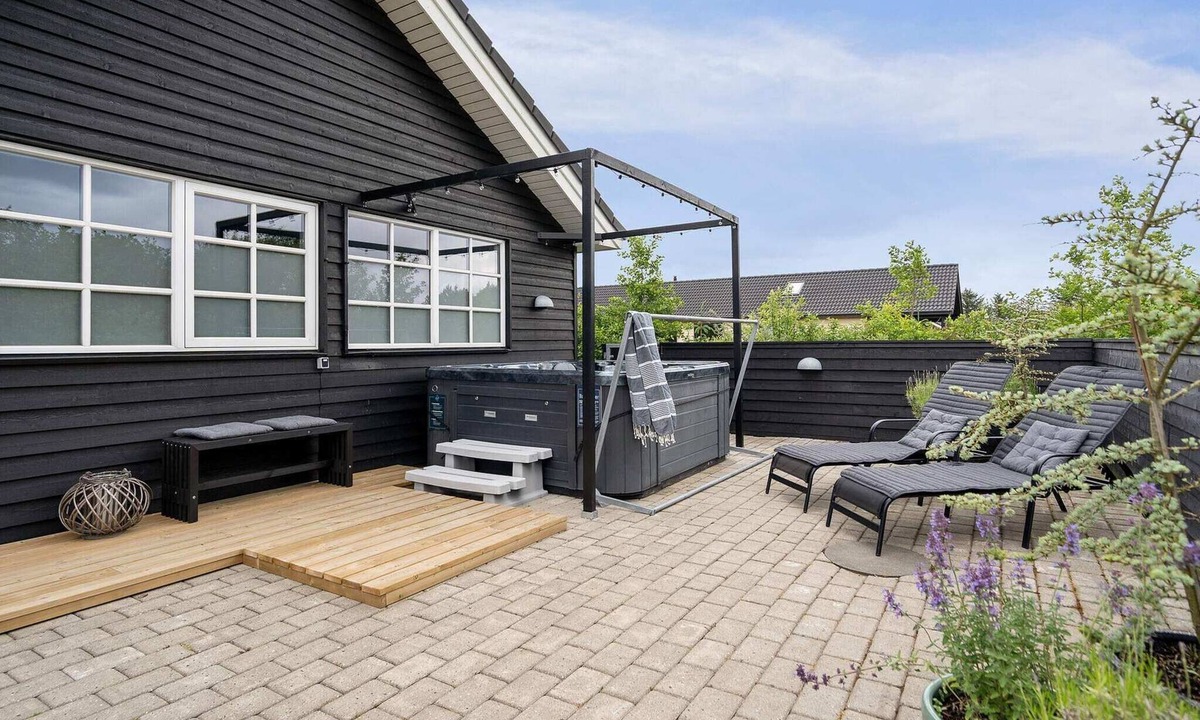 Houstrup House | 18 person holiday home in Nørre Nebel