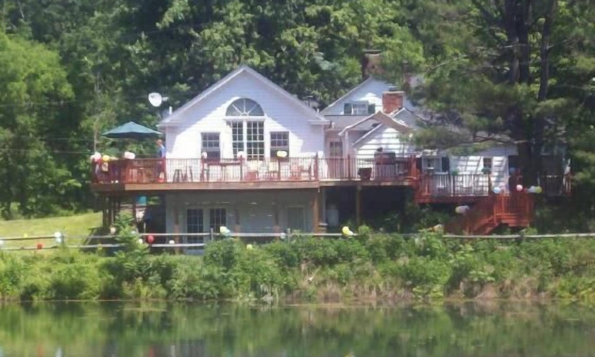 Hollowville House | 1805 House Bed and Breakfast