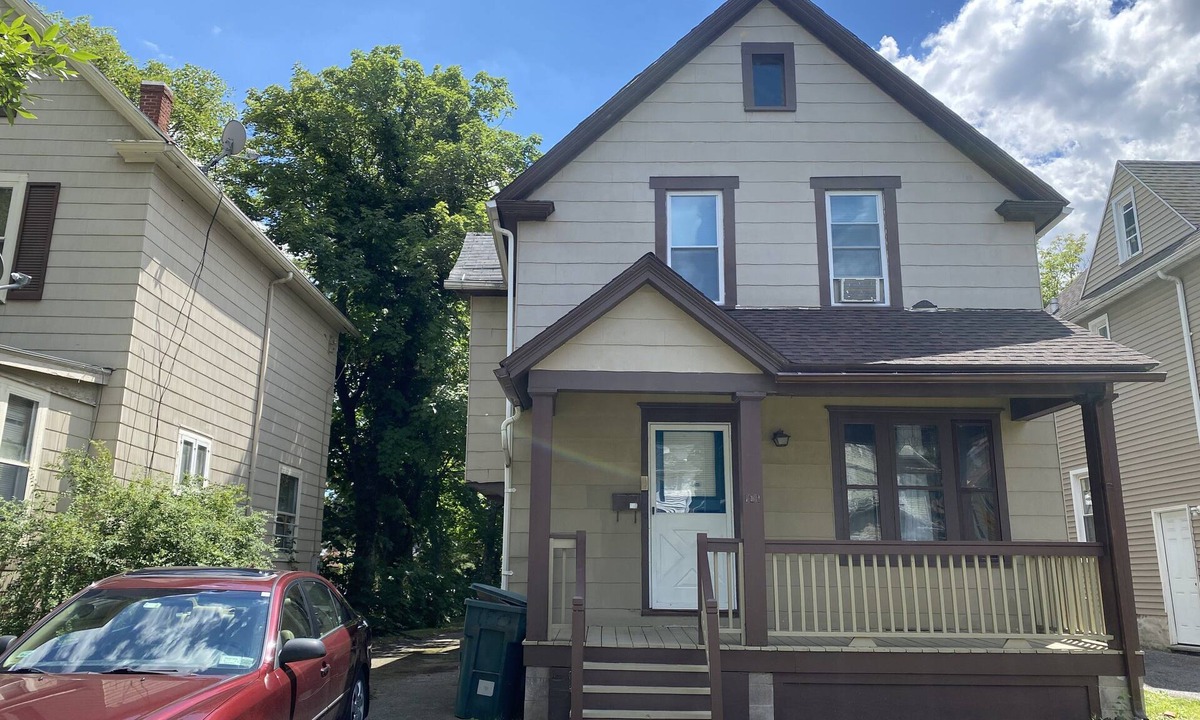 Rochester House | 181 Sawyer St-Spacious home away from home. Shared house, a two bedroom house.
