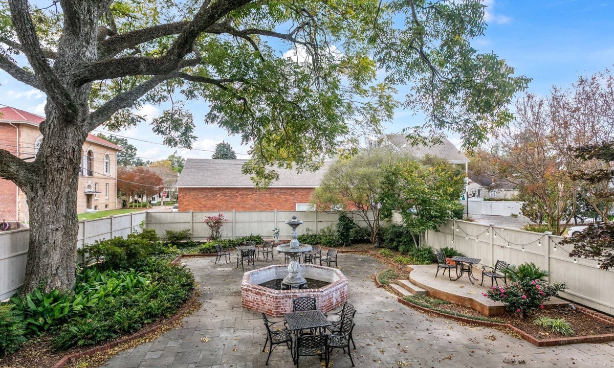 Natchez House | 1835 Wilkins Townhouse | 3/3 | Walk to Downtown