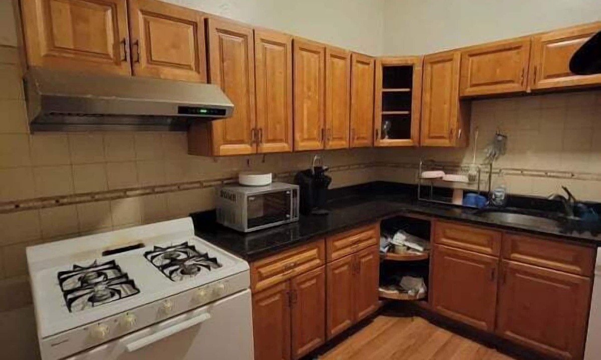 Hyde Square House | 184 Heath St