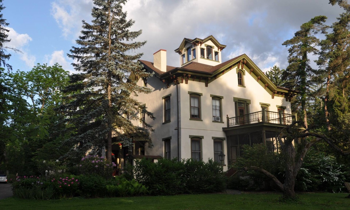 Trumansburg House | 1867 6 bedroom Italianate on 23 acres