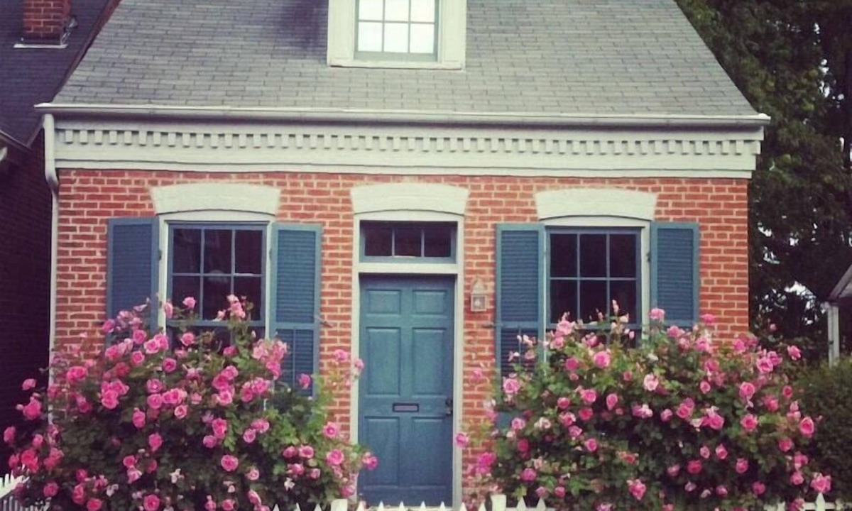St. Charles House | 1870's Luxury Guest Cottage, Historic Downtown St. Charles, Mo.