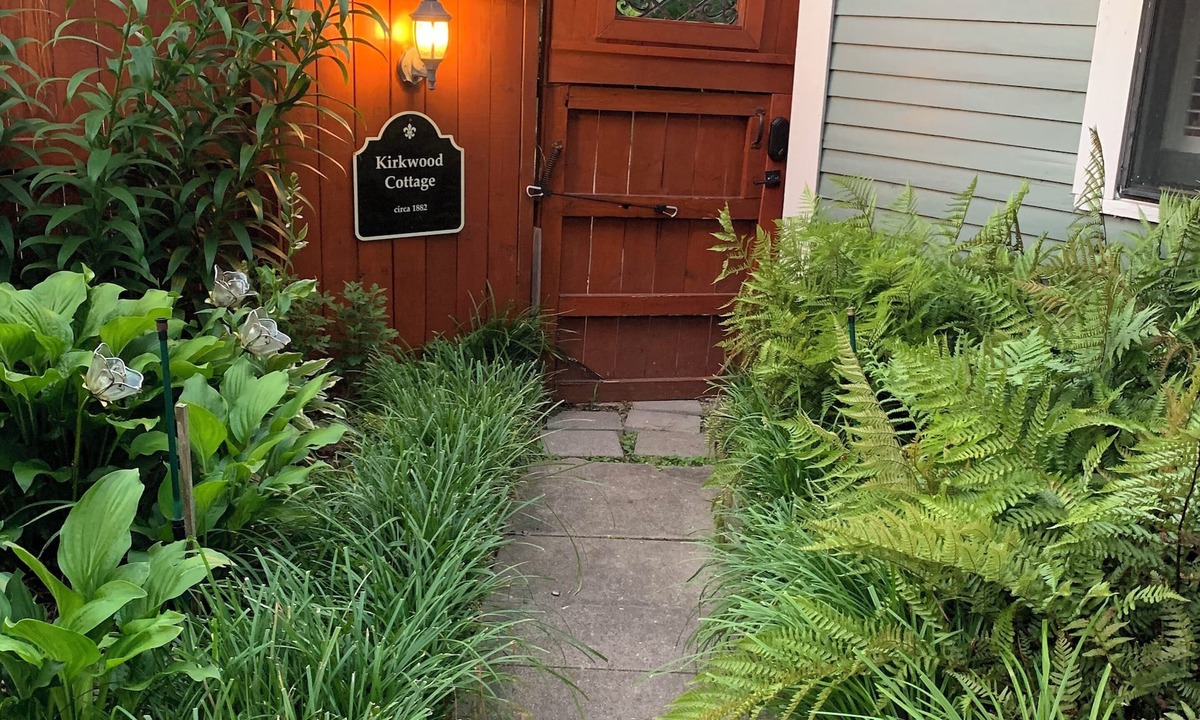 East of Broadway Cottage | 1882 Carriage House In The Heart Of The City!