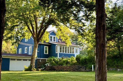 Saugerties House | 1890 CapeCod farmhouse:Charming, Private, Spacious