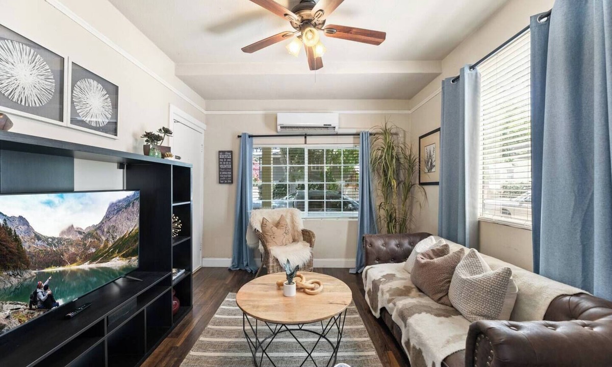 Midtown Sacramento Apartment | 1890s Gem | Prime Midtown Hub | Walk to Everything
