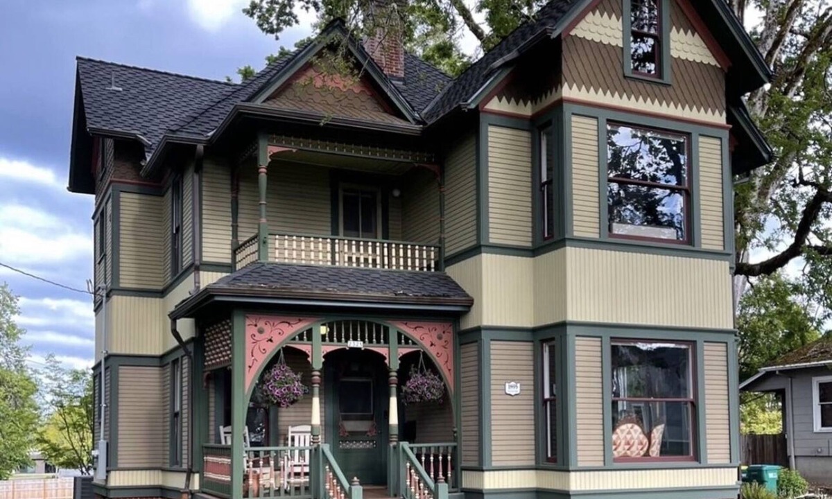 Forest Grove House | 1895 Historic Retreat charming & updated - blocks from downtown