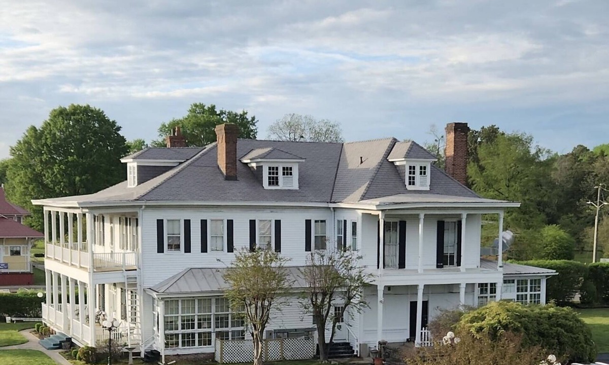 North Newport News Bed & Breakfast | 1896 Historic Bed & Breakfast Mansion with a general store