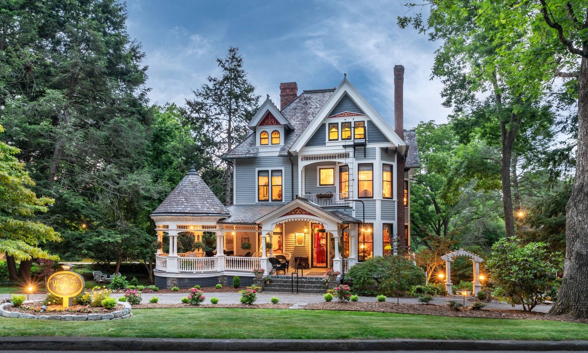 Historic Montford Bed & Breakfast | 1899 Wright Inn and Carriage House