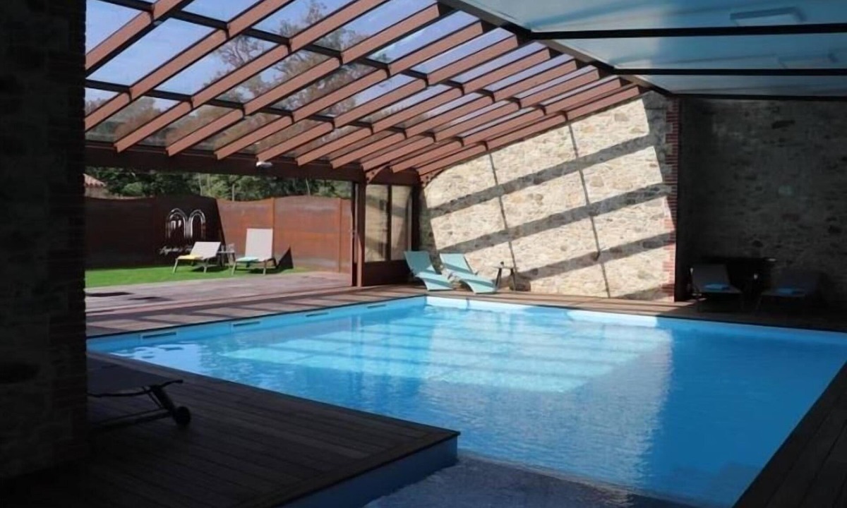 Les Herbiers Cottage | 18th Century Cottage with Pool and WiFi - Up to 10 People