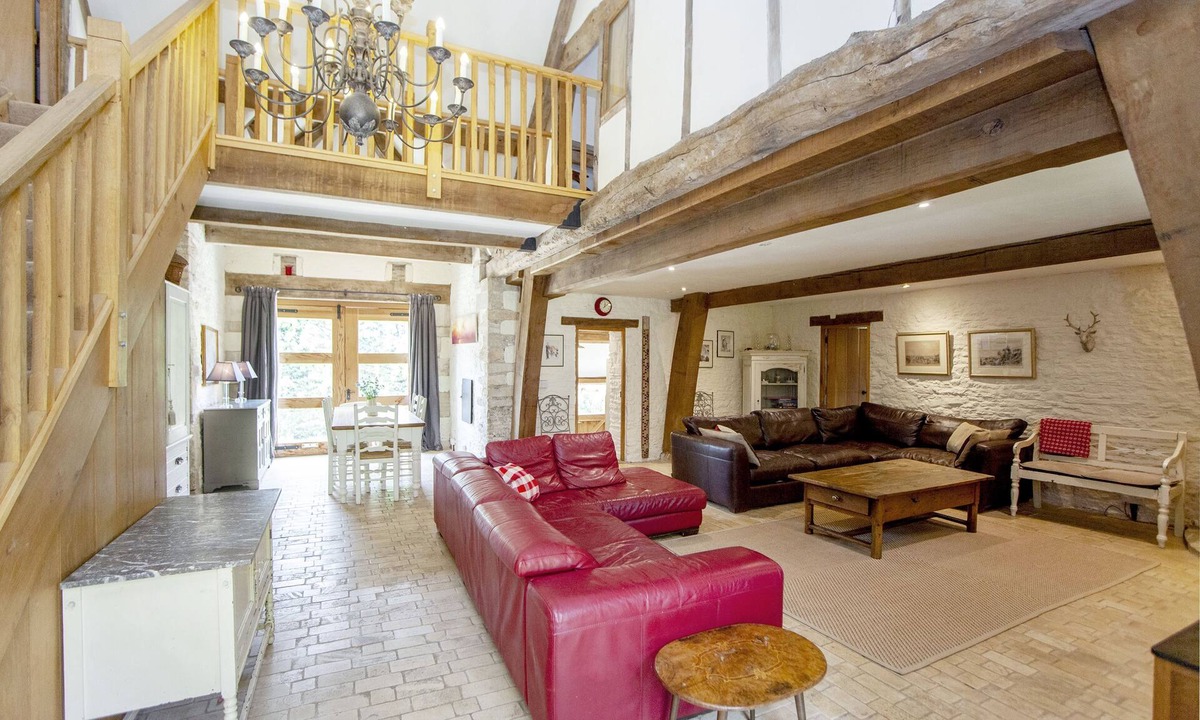 Bradford-on-Avon Apartment | 18th Century luxury converted Tithe Barn sleeping 10