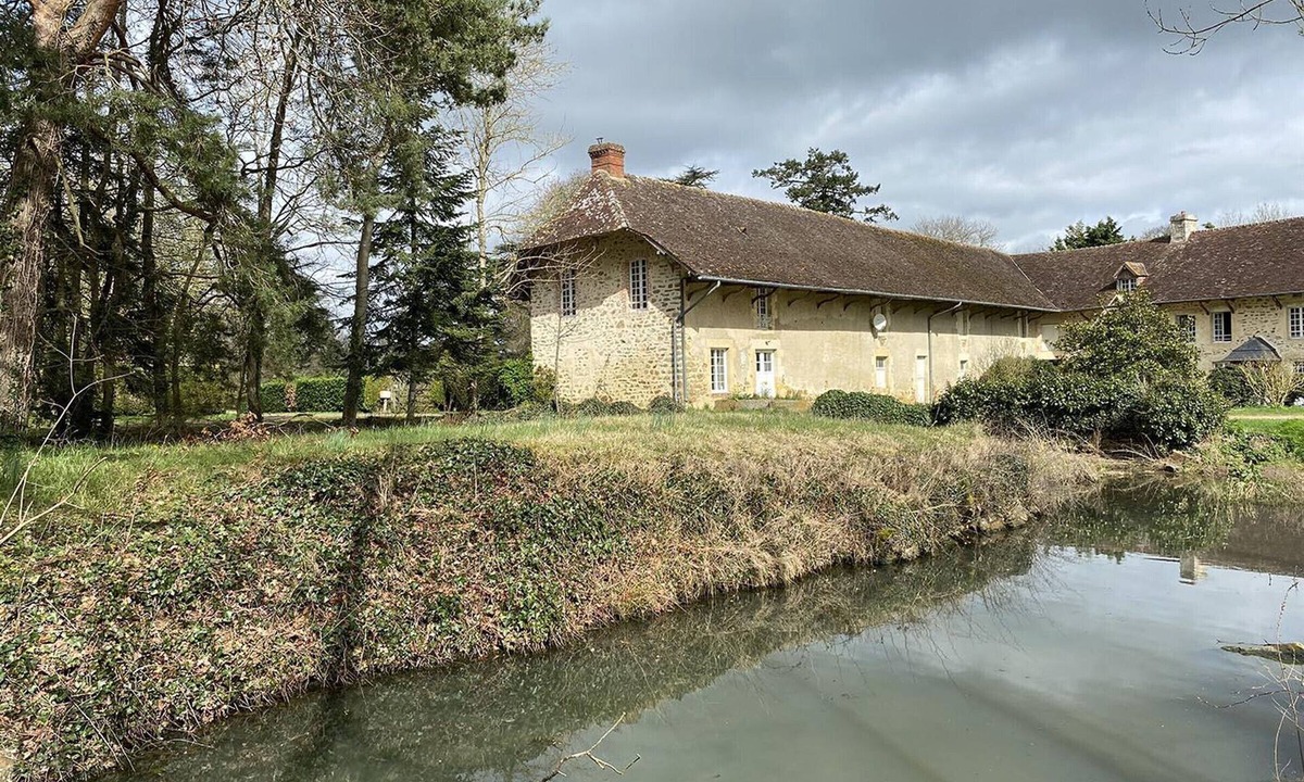 Saint-Christophe-le-Jajolet Cottage | 18th Century Renovated House with Garden, Pets Allowed & Electric Charging