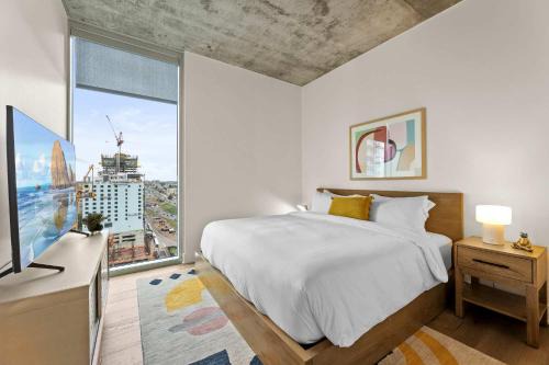 Rainey Street Historic District House | 18th FL 1BR - Heated Pool - Gym - Balcony