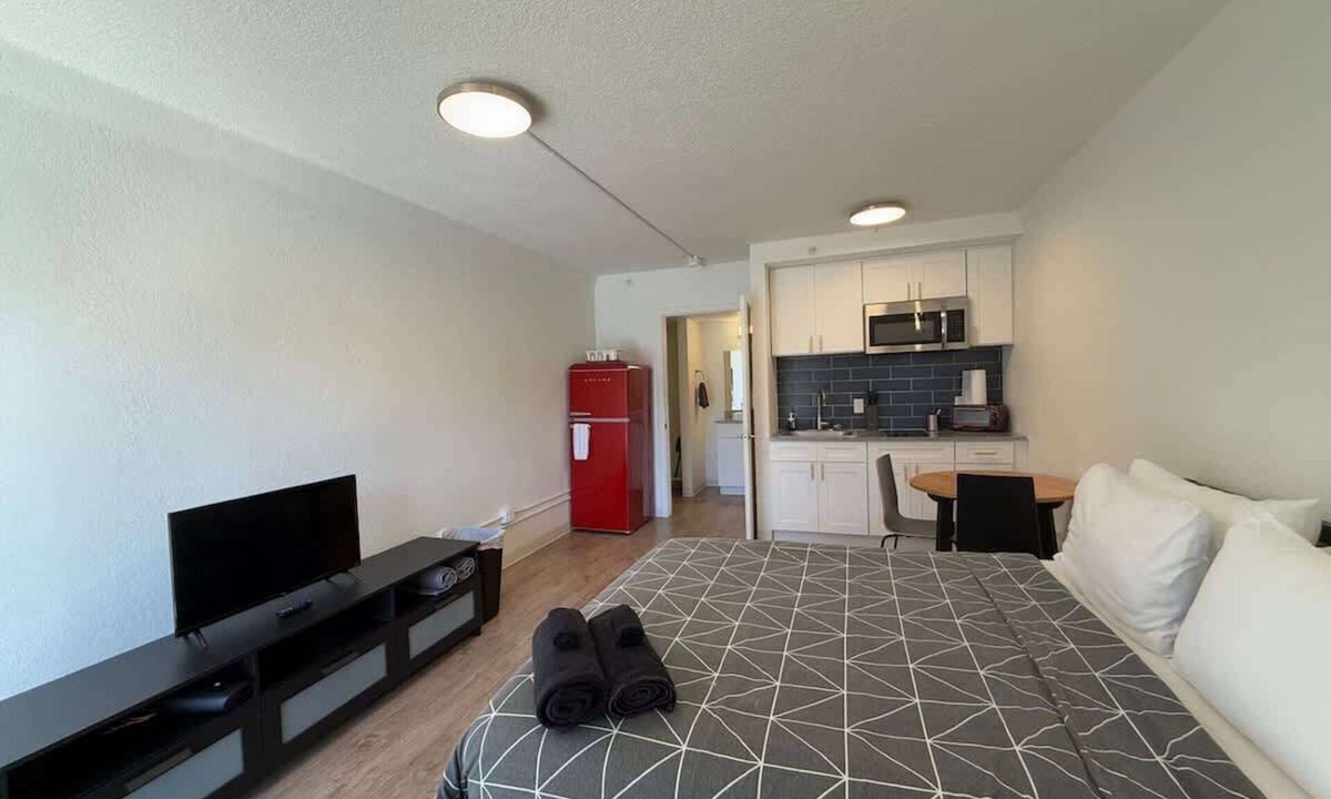 St. Johns Apartment | [19] ATX Studio: 1 Queen, Access to Gym & Laundry