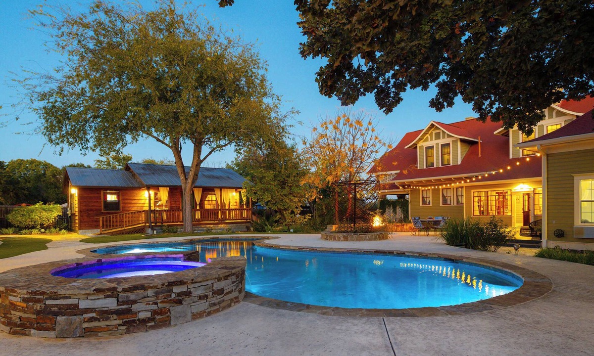 Comfort House | 1906 Estate – 21 Guests - Pool - Hot Tub - Main House + 2 Cabins