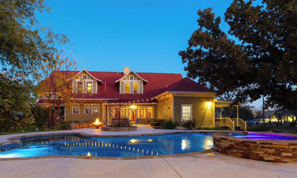 Comfort House | 1906 Haus Stay for 13 with Access to Pool Hot Tub