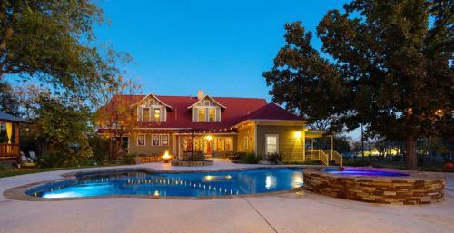 Comfort House | 1906 Haus Stay for 13 with Access to Pool Hot Tub
