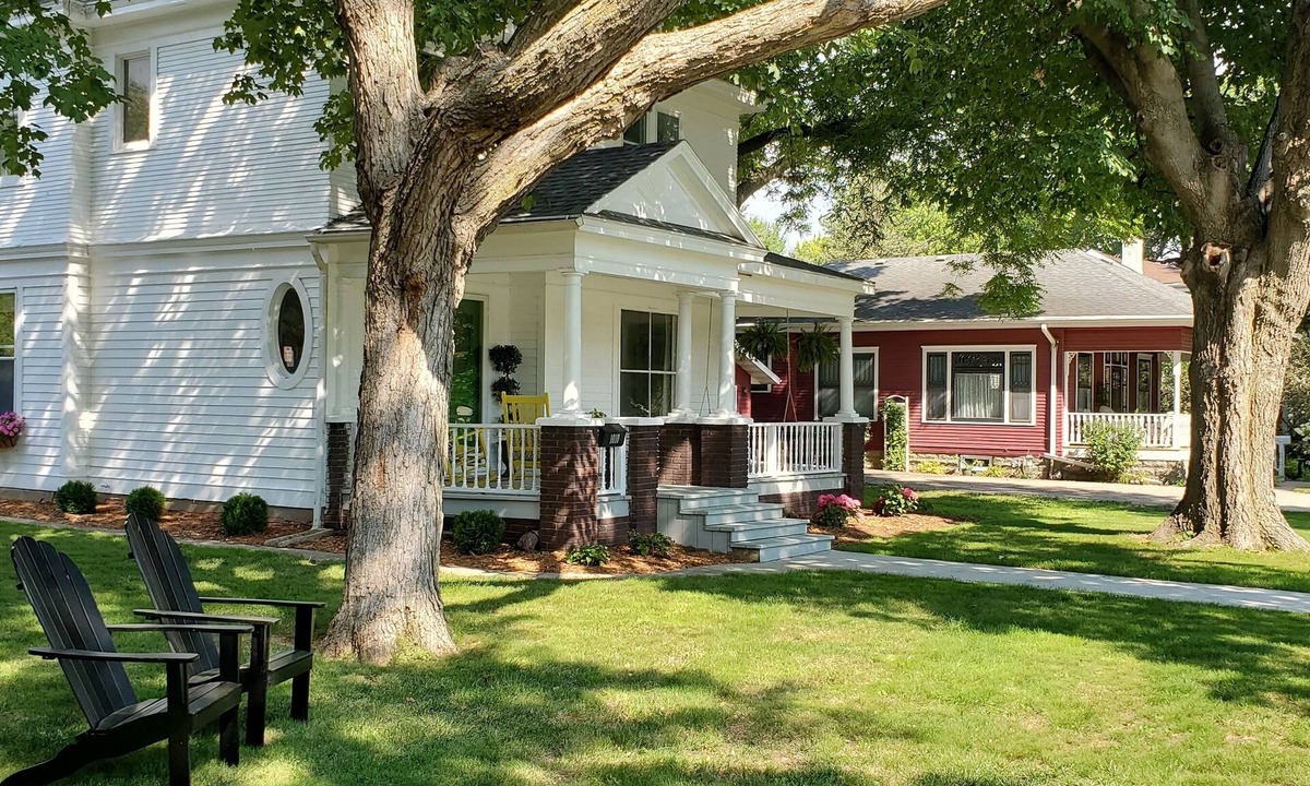Spirit Lake House | 1910 Historic Hill Avenue Home