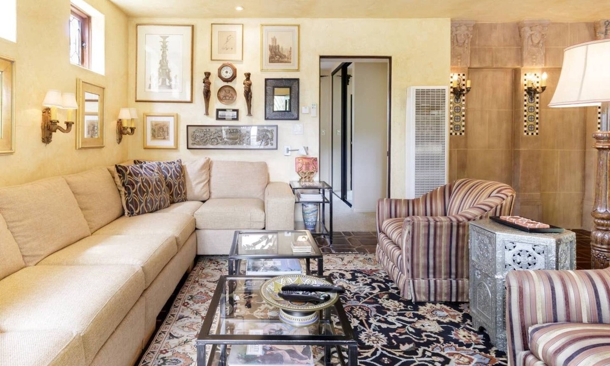 Park West Apartment | 1920 Carriage House with Backyard Patio