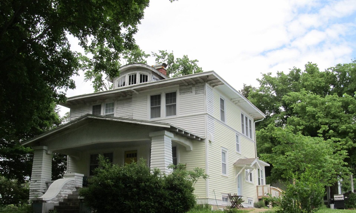 Carbondale House | 1920's Farm House Built by the Trainmaster of Carbondale. Modern updates in 2012