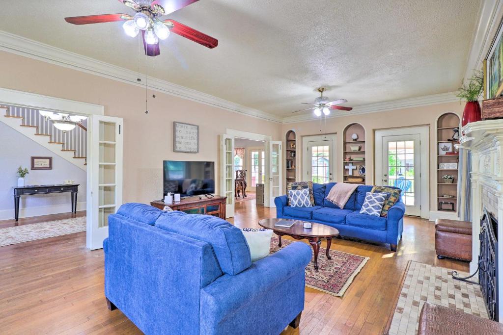 Corsicana House | 1920s Corsicana Home: Group Getaway Near Downtown!