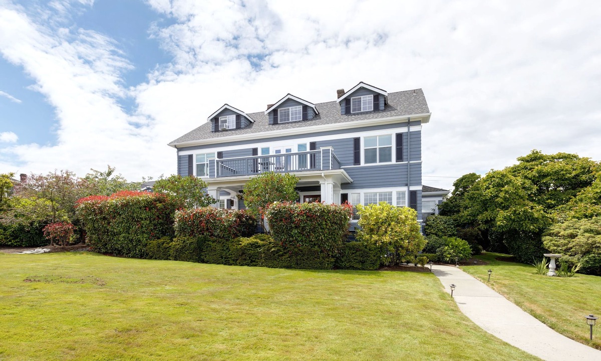 Anacortes Bed & Breakfast | 1925 Colonial overlooking Fidalgo Bay.