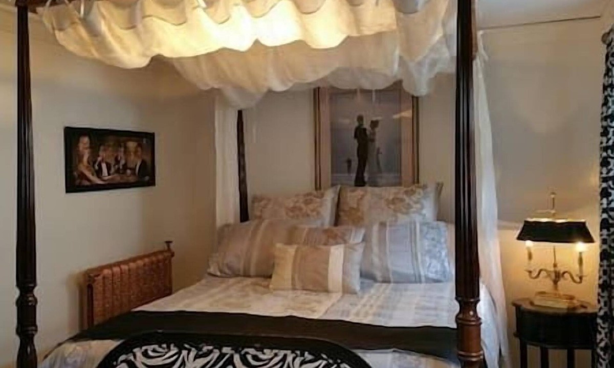 North End Apartment | 1930's Nostalgic Boutique Loft Canopy Beds