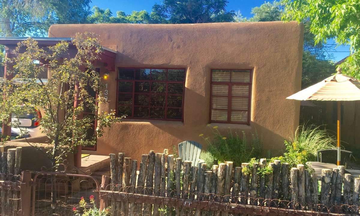 South Capitol House | 1930’s CASITA - in the SWEET HEART of Santa Fe! (South Capital)