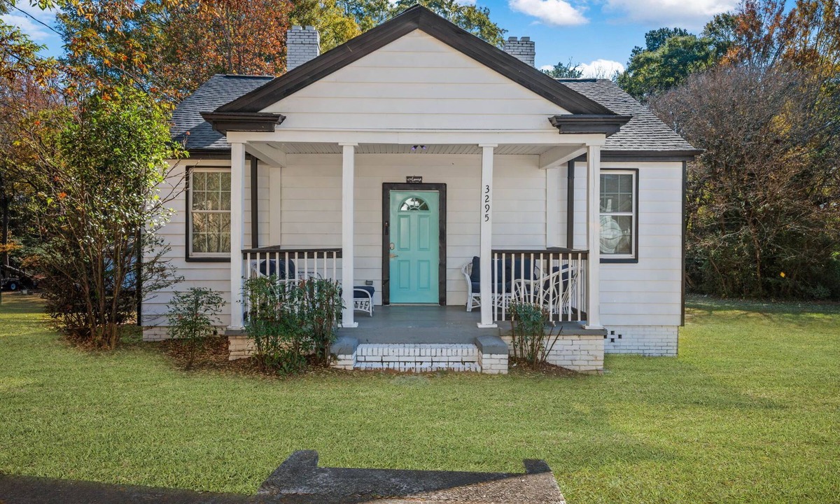 Clarkdale Apartment | 1930s Vintage Charm w/Modern Comforts & Elegance