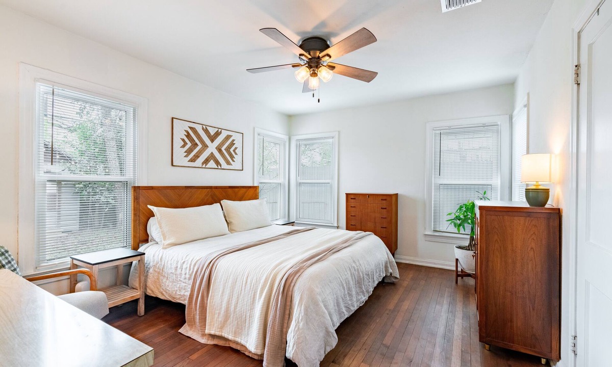 Austin Cottage | 1940s Cottage - Walking Distance!