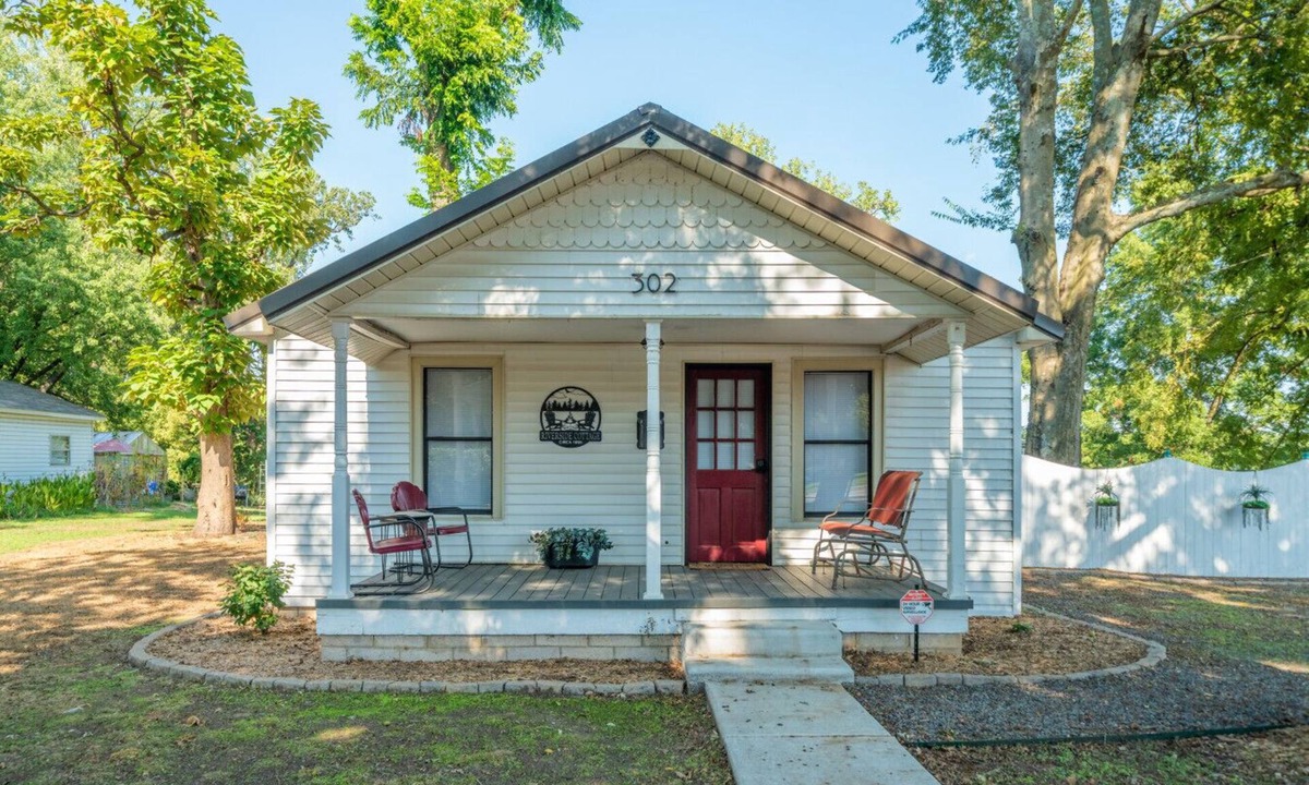 Russellville Apartment | 1950s Charm with Modern Amenities on Arkansas River!