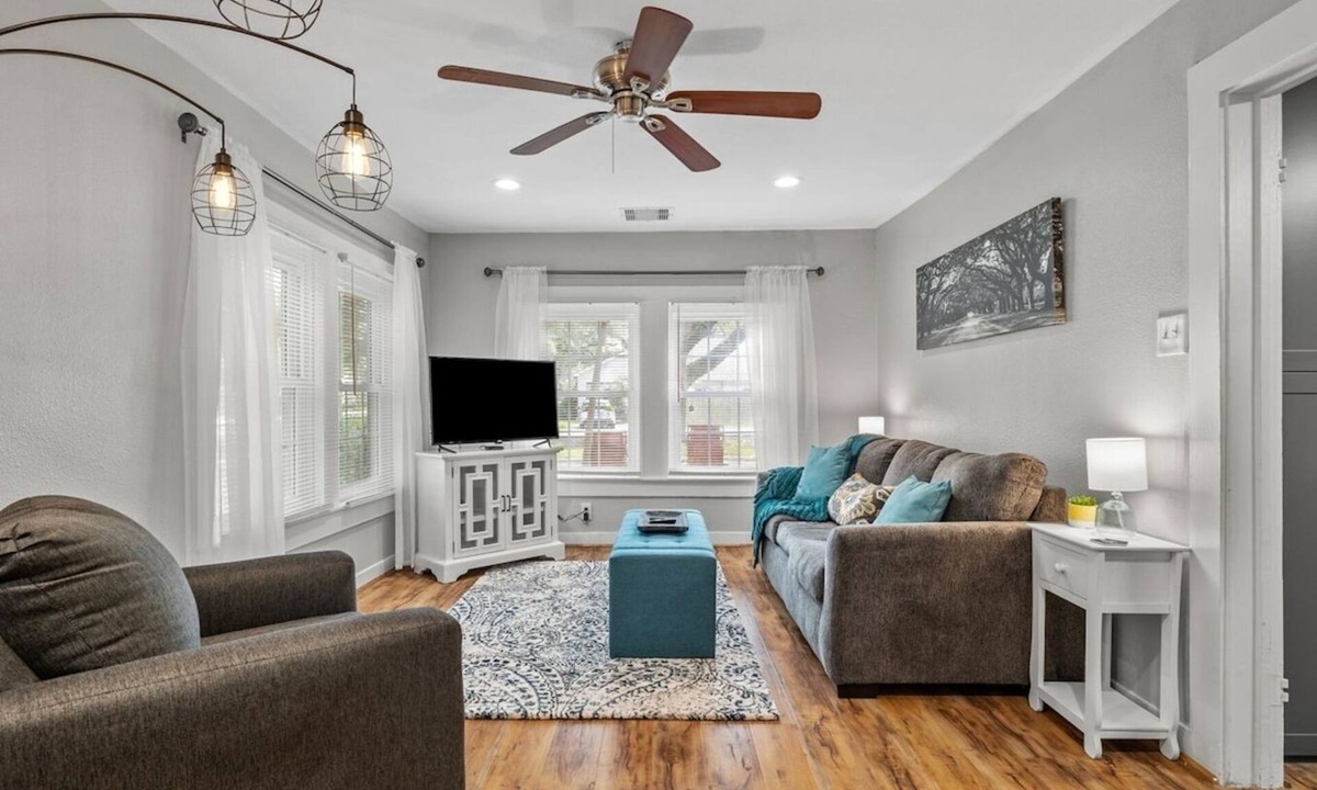 League City Cottage | 1955 Beauty Under the Oaks in Historic Old Town