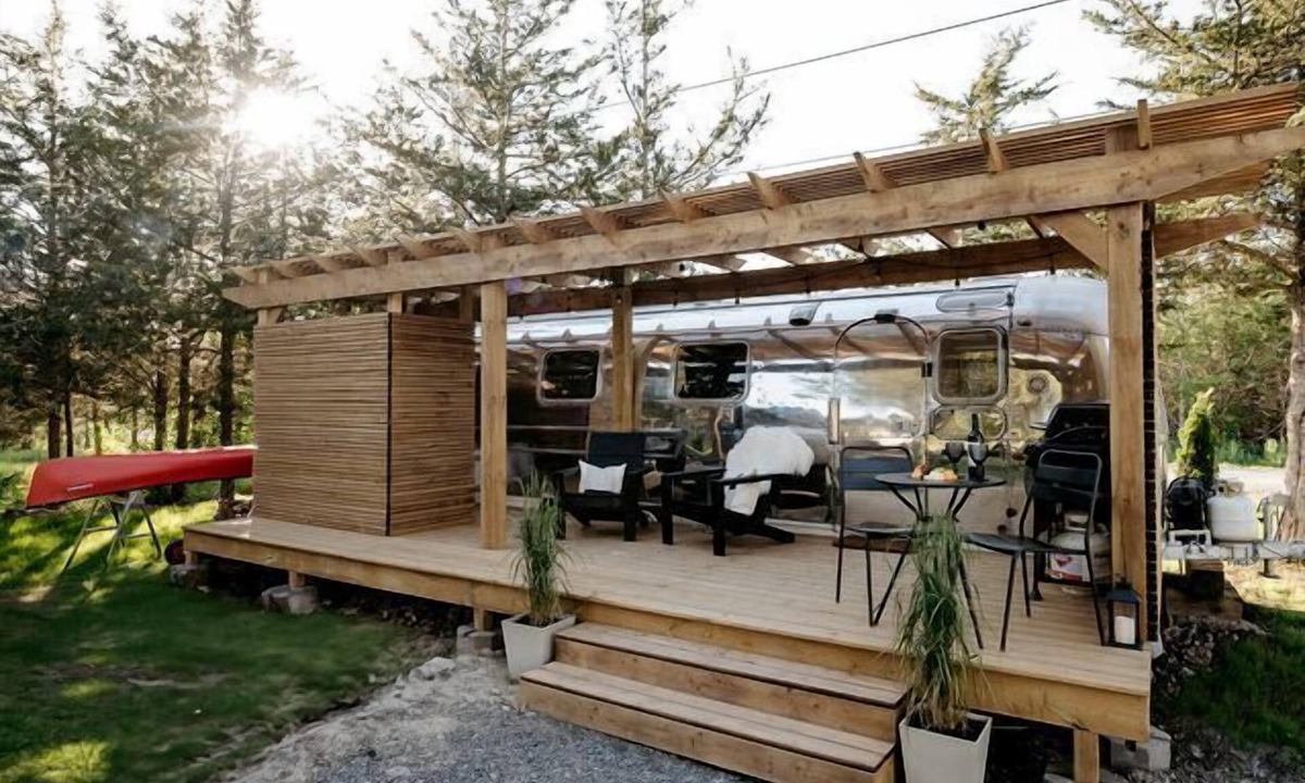 Tyendinaga Mohawk Territory House | 1971 Vintage Modern Airstream with Cowboy Tub