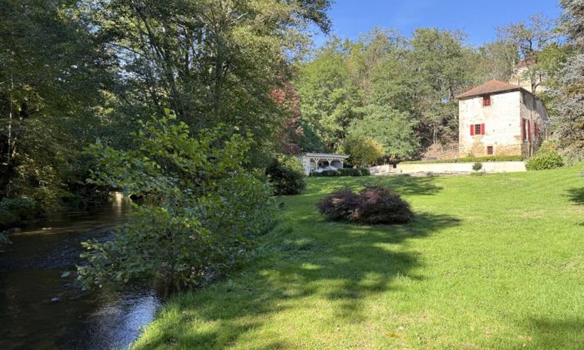 Saint-Paul-la-Roche Villa | 19th Century Estate with River in Dordogne, pool and wifi