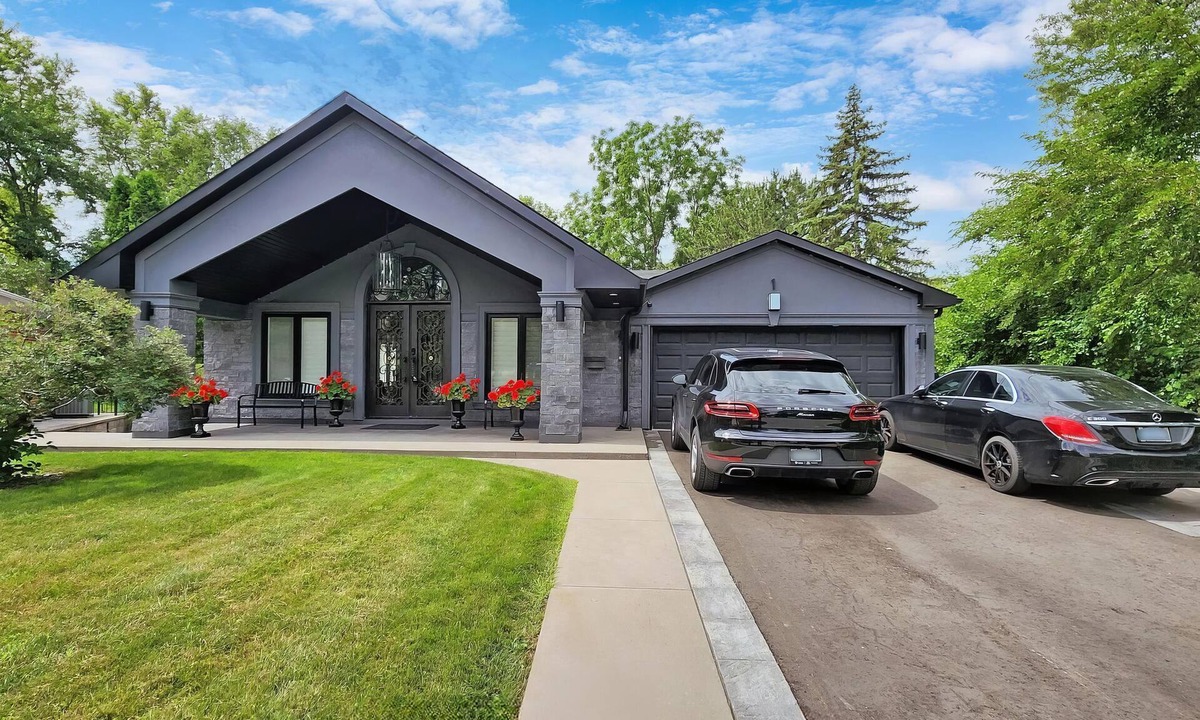Henry Farm House | 1b1b Queen bed, share bathroom, Sheppard Elegant house 5mins to Fairview mall