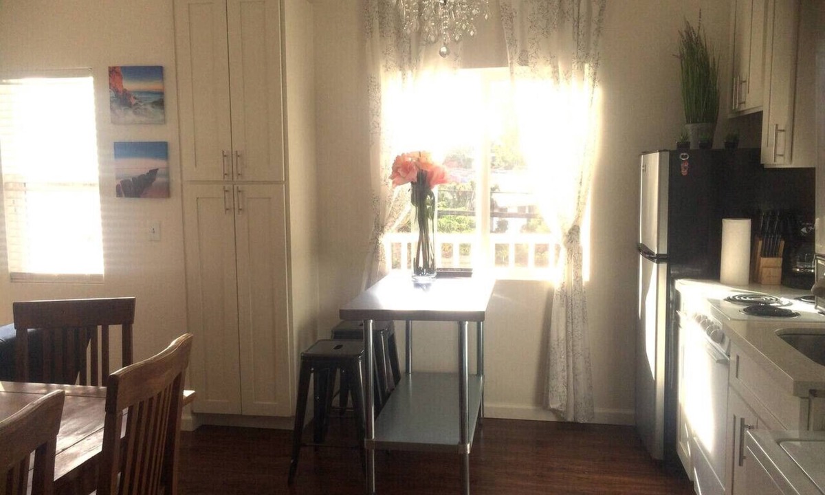 Kaimuki House | 1bd/1bath Kaimuki Hill Top Unit with a Balcony